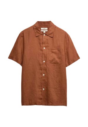 Camicia in lino color ruggine a maniche corte con bottoni sul davanti, colletto appuntito e taschino singolo sul petto, stesa su sfondo bianco.