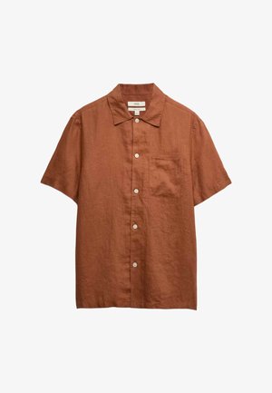 Kurzärmliges Leinenhemd in rostbraun mit vorderen Knöpfen, spitzem Kragen und einer einzelnen Brusttasche, flach auf weißem Hintergrund liegend.