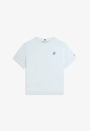 Wit katoenen T-shirt met korte mouwen, ronde halslijn en blauw geborduurd logo op de linkerborst. Klein logo in drie kleuren op de mouw.