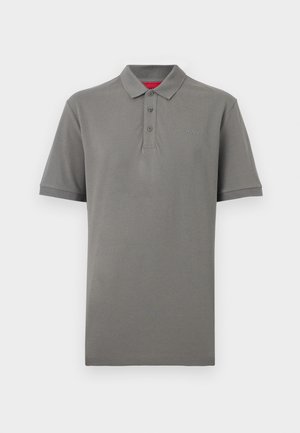 Polo gris de manga corta con cuello y tres botones, con pequeño logo "HUGO" en el pecho izquierdo.