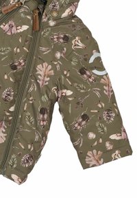 Zielony kombinezon zimowy w kolorze oliwkowym z nadrukiem owadów i roślin na całej powierzchni, z zamkiem błyskawicznym i miękką teksturą oraz wytrzymałymi detalami szwów.