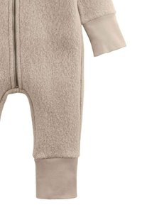 Beige Fleece Baby Overall mit Frontreißverschluss und gerippten Bündchen an Ärmeln und Beinen für Wärme und Komfort.