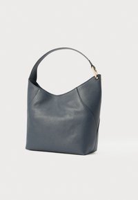 Tengerészkék bőrből készült válltáska, texturált felülettel, ívelt tetejű és egyetlen pánttal. Aranyszínű fémalkatrészekkel díszített, amelyek elegáns részleteket adnak hozzá.