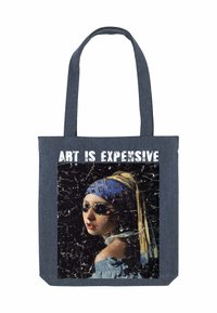 Tote bag met versleten print van Meisje met de Parel die een zonnebril en een Louis Vuitton hoofddoek draagt. Bovenaan staat de tekst "KUNST IS DUUR".