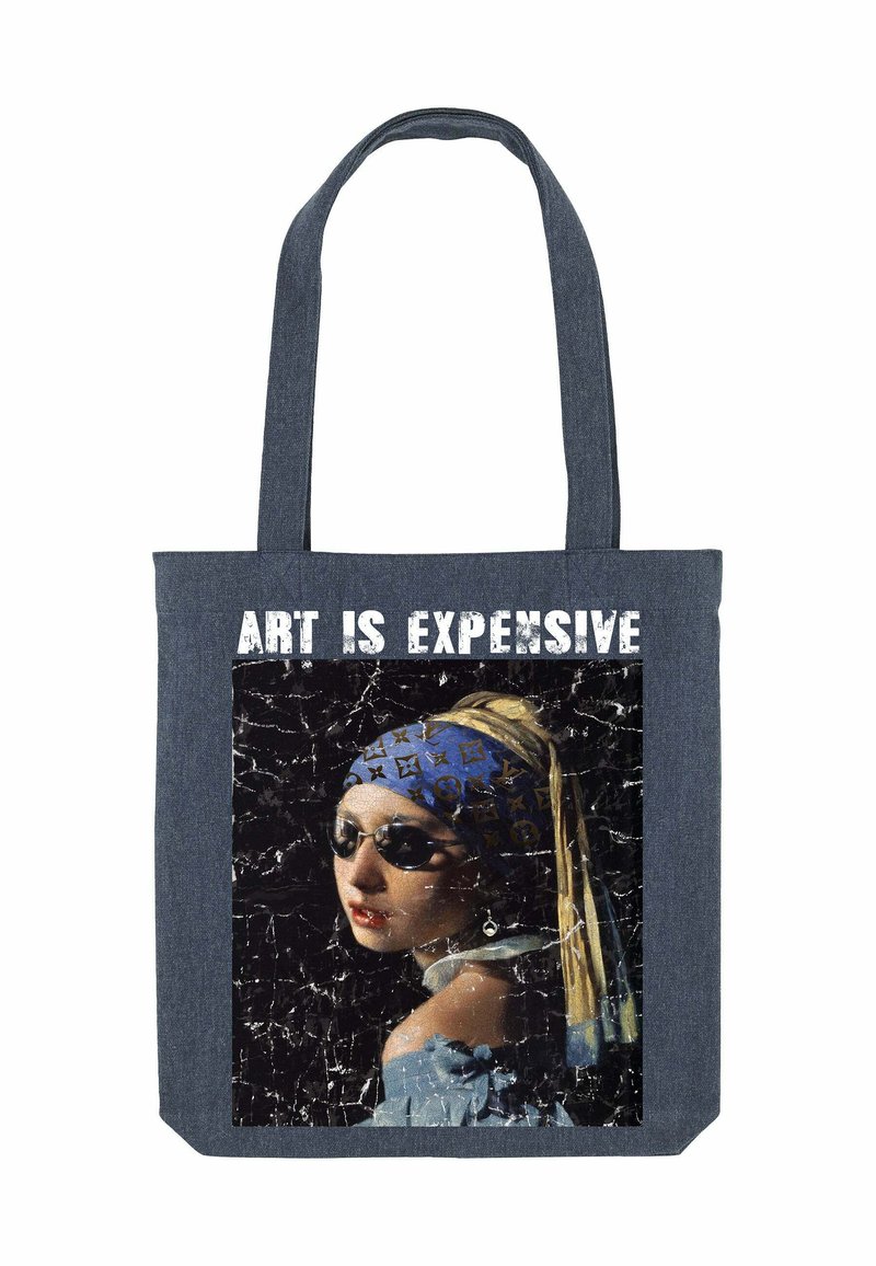 Tote bag met versleten print van Meisje met de Parel die een zonnebril en een Louis Vuitton hoofddoek draagt. Bovenaan staat de tekst "KUNST IS DUUR".