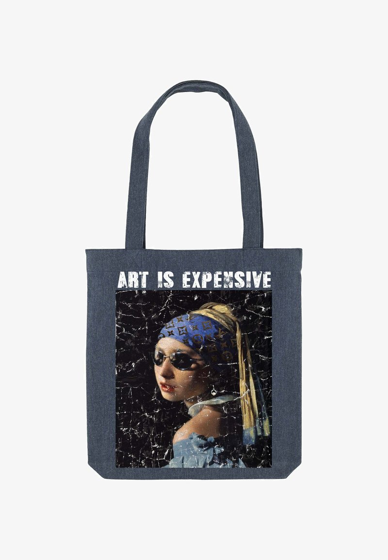 Tote bag met versleten print van Meisje met de Parel die een zonnebril en een Louis Vuitton hoofddoek draagt. Bovenaan staat de tekst "KUNST IS DUUR".