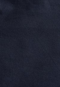 Tume sinise kangas, sileda tekstuuriga ja tiheda koega. Muster ega riistvara pole nähtavad.