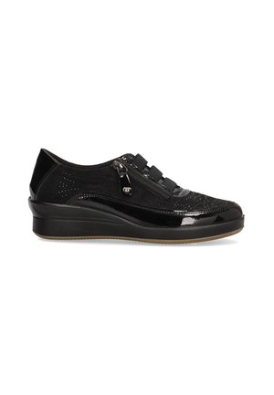Zapatos de cuero negro con un acabado brillante, diseño perforado y cierre con cremallera lateral. Presentan un tacón de cuña y bandas elásticas para un ajuste perfecto.