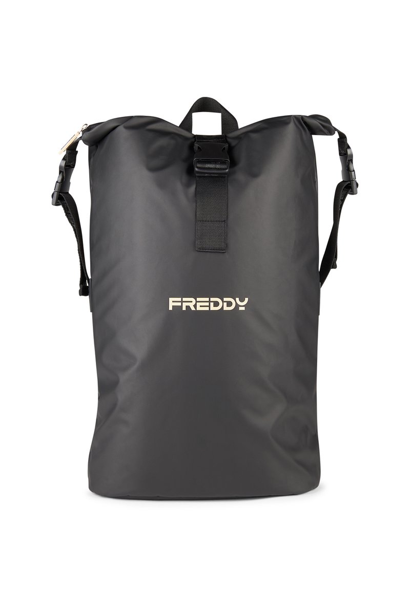 Mochila enrollable impermeable negra hecha de material duradero, con correas ajustables y un cierre frontal de hebilla. Logo en la parte delantera.