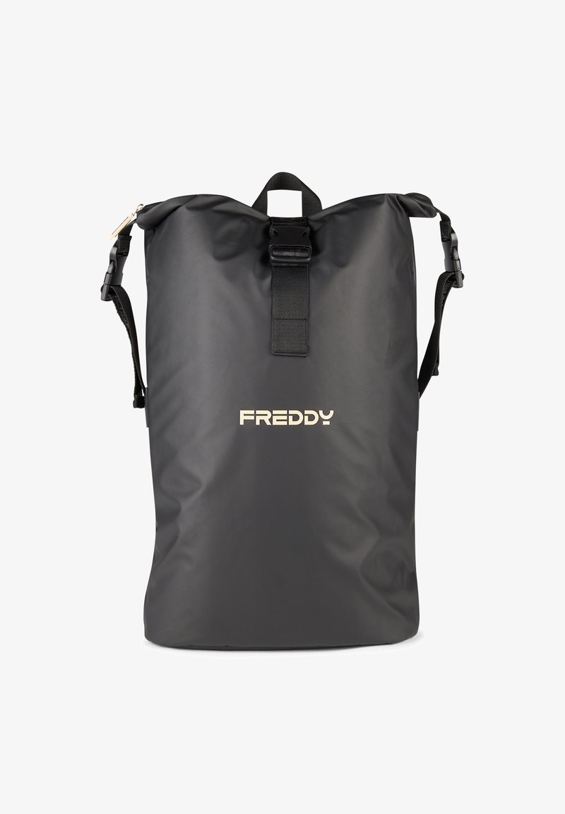 Mochila enrollable impermeable negra hecha de material duradero, con correas ajustables y un cierre frontal de hebilla. Logo en la parte delantera.