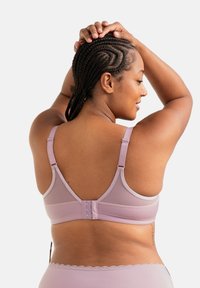 Helllila BH aus strukturiertem Stoff, mit verstellbaren Trägern und einem Haken- und Ösenverschluss im Rücken. Zarte Spitzenverzierung am unteren Rand.