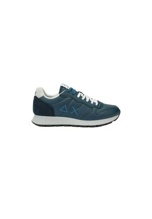 Scarpa da ginnastica blu e bianca con lacci, tallone in suede blu scuro, logo geometrico azzurro chiaro sul lato, e suola nera con intersuola bianca.