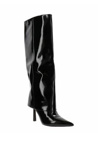 Bota de charol negra hasta la rodilla con punta afilada y tacón alto y delgado, acabado brillante y suave con ligeras arrugas.