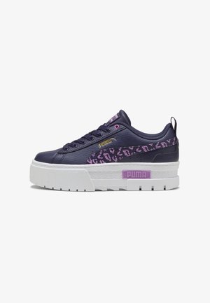 Granatowy skórzany sneaker Puma z lawendowym paskiem w panterkę, grubą białą platformową podeszwą i lawendowym logo Puma na podeszwie.