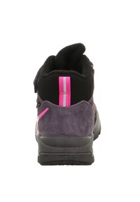 Hochleidenschaftlicher Wanderschuh mit schwarzem Stoffkragen, grauem Wildlederfersenbereich, pinkem Reflexstreifen und robuster schwarzer Sohle, von hinten betrachtet.