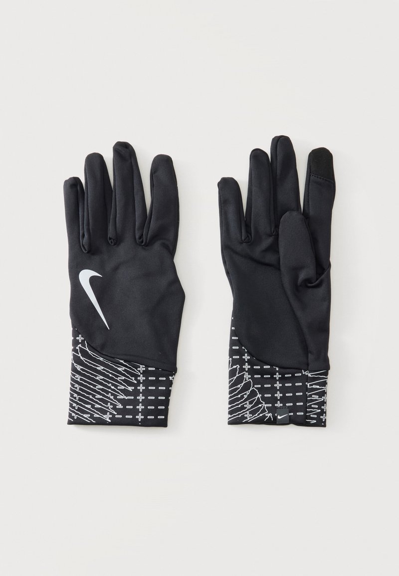 Paire de gants noirs Nike avec des motifs abstraits blancs sur les poignets et un logo Nike swoosh blanc au dos d'un gant.