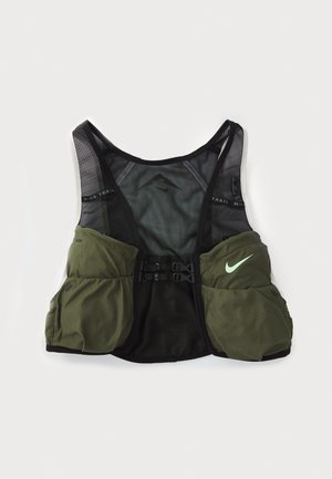 Nike trailrunning vest in zwart en olijfgroen. Kenmerken zijn mesh materiaal, verstelbare banden en meerdere opbergvakjes aan de voorkant.