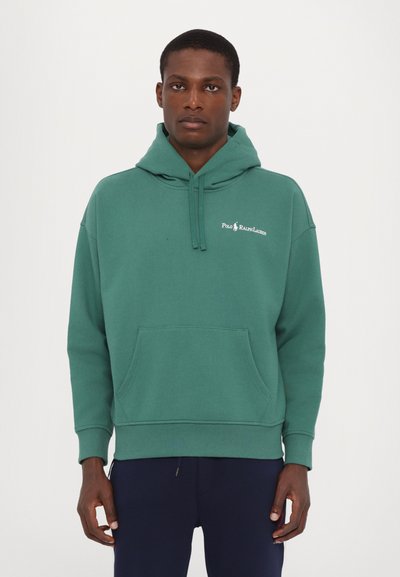 Felpa verde in cotone con tasca frontale, cappuccio con cordino e logo sul petto. Presenta polsini e orlo a costine, vestibilità rilassata.