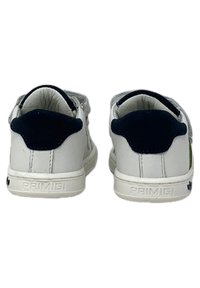 Sneaker bianchi in pelle con accenti blu navy, tacco arrotondato e rivestimento testurizzato. Presentano il marchio sul tallone e una chiusura con zip.