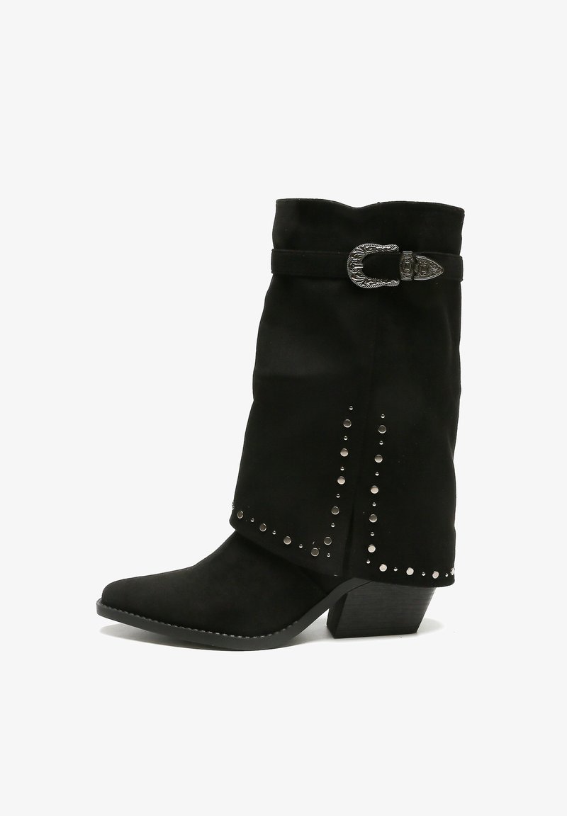 Czarne zamszowe botki za kostkę z zaostrzonym noskiem, ozdobnym srebrnym zapięciem i detalami w postaci ćwieków wzdłuż zagięcia. Masywna słupkowa szpilka.