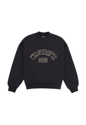 Felpa girocollo nera con maniche lunghe, polsini e orlo a coste, con la scritta "WRSTBHVR 030" stampata in grandi lettere chiare sul davanti.