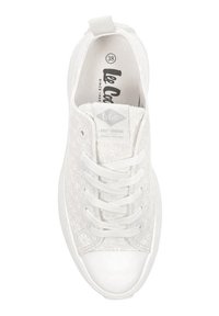 Białe trampki o ażurowym wzorze z białymi sznurówkami, gumowym czubkiem i logo "Lee Cooper" wewnątrz oraz na języku, rozmiar 38.