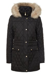 Parka matelassée noire avec une capuche en fausse fourrure, accents en métal doré, poches avant et fermeture éclair. Texture lisse avec un motif en losange.