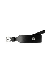 Cinturón de cuero negro con una textura suave, que presenta una hebilla de metal plateado y un solo ojete metálico. Diseño simple y plano con un extremo alargado.