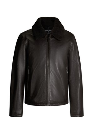 Schwarze Lederjacke mit einem weichen, dunklen Kunstfellkragen, ausgestattet mit einem frontalen Reißverschluss und zwei Seitentaschen. Glatte Textur, taillierte Passform.