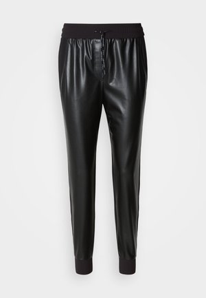 Jogging en simili cuir noir avec une taille élastique et un cordon de serrage. Design de jambe fuselée avec des poignets côtelés aux chevilles. Texture lisse.