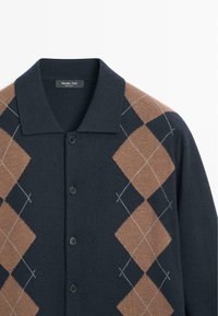 Cardigan lavorato a maglia blu navy con motivo a rombi marroni, caratterizzato da un colletto piatto, cinque bottoni neri e accenti a diamante bianchi.