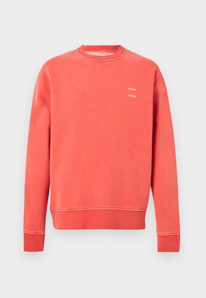 Sweatshirt corail à col rond avec manches longues et petit logo de texte blanc sur le côté gauche de la poitrine indiquant "SAMSØE".