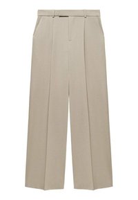 Pantalons larges beiges avec une taille plate, dotés de passants de ceinture, de deux poches latérales et d'un tissu texturé. Design ajusté avec des plis.