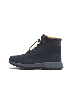 Bottines en daim marine avec doublure orange, dotées d'œillets en métal, de lacets plats et d'une semelle en caoutchouc gris texturé. Logo Timberland sur le côté.