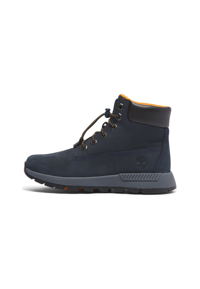 Granatowe zamszowe botki za kostkę z pomarańczową podszewką, z metalowymi oczkami, płaskimi sznurówkami i teksturowaną szarym gumową podeszwą. Logo Timberland z boku.