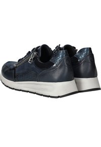 Marineblaue Ledersneaker mit einem strukturierten blauen Reptilmuster auf der Ferse, weißer Zwischensohle und Reißverschlussdetails an der Seite.