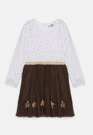 Weißes langärmeliges Kleid mit kleinen goldenen und grauen Sternen oben, goldenem Taillengürtel und braunem Tüllrock mit goldenen Paillettenstern-Akzenten.