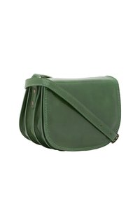 Borsa a tracolla in pelle verde con forma curva, tracolla regolabile e dettagli cuciti. Presenta una superficie liscia e lucida.