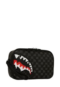 Bolso negro con diseño de dientes de tiburón en rojo y blanco, con cierre de cremallera y correa ajustable. Superficie texturizada.