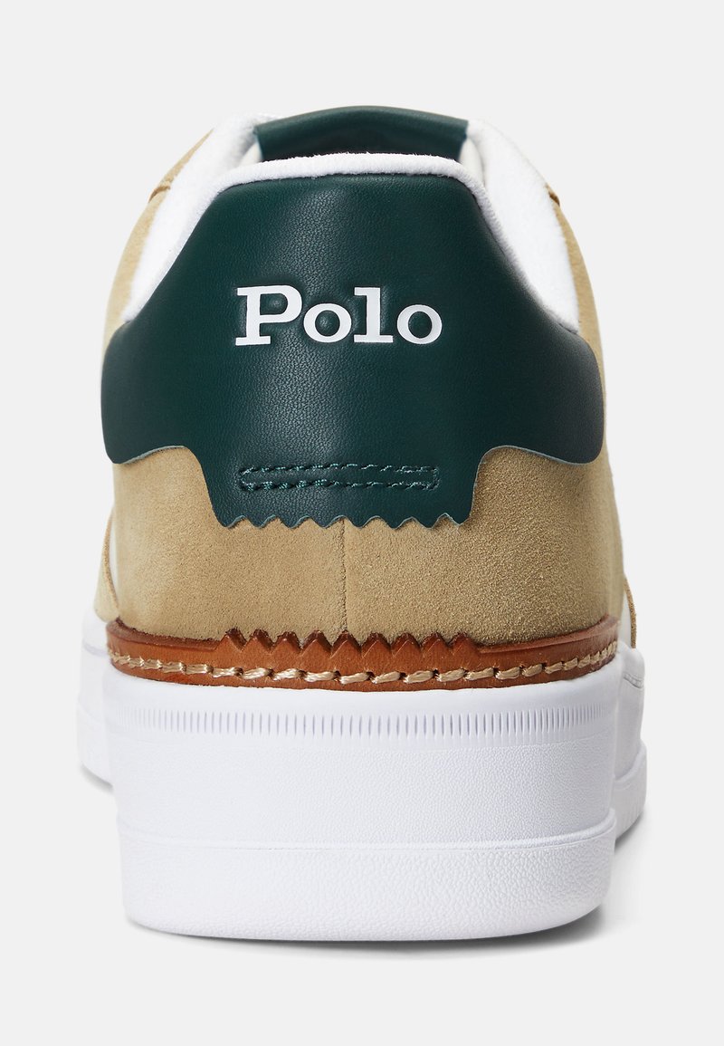 Braune Wildleder-Sneaker mit einer dunkelgrünen Lederferse, weißer Mittelsohle und braunen Nähten. "Polo"-Logo in Weiß auf der Rückseite.
