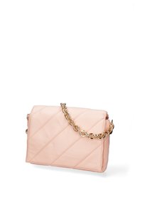 Borsa a tracolla rosa trapuntata con catena dorata. Presenta cuciture diagonali e una forma rettangolare, realizzata in materiale morbido.