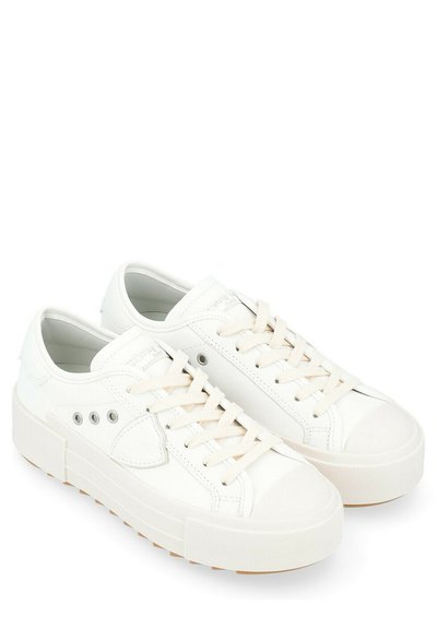 Sneakers bianchi con tomaia in pelle liscia, punta rotonda e lacci tono su tono. Presentano occhielli metallici e una suola in gomma testurizzata.