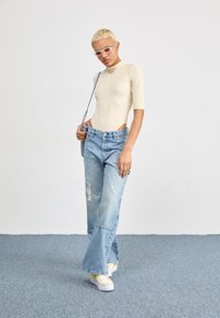 Nike Sportswear BODYSUIT - Marškinėliai su spaudiniu - alabaster/sail