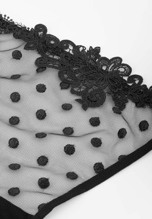 Czarna koronkowa bielizna z przezroczystej siateczki, z haftowanymi kwiatowymi akcentami i teksturowanymi czarnymi kropeczkami. Mały, miękki i delikatny design.