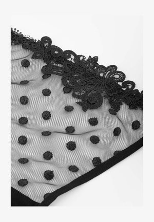 Czarna koronkowa bielizna z przezroczystej siateczki, z haftowanymi kwiatowymi akcentami i teksturowanymi czarnymi kropeczkami. Mały, miękki i delikatny design.