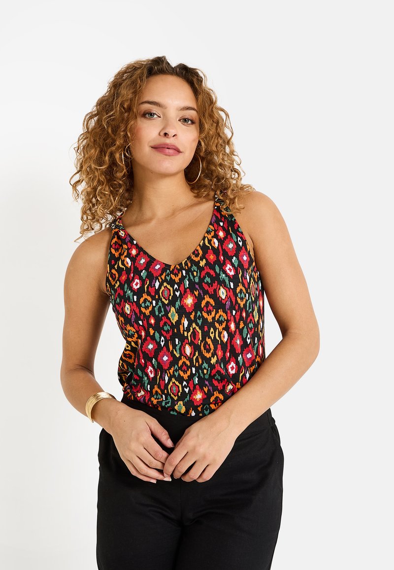 Top sin mangas de color negro y con un patrón multicolor, con un diseño de cuello en V, que presenta formas geométricas audaces y una tela ligera.