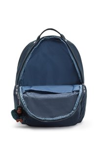 Mörkblå ryggsäck i rund form, tillverkad av mjukt tyg. Har en dragkedjeförslutning, en liten innerficka och en charm i form av en pälsapa.