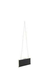 Fekete, téglalap alakú, textúrált felületű clutch, ezüst tónusú fémrészekkel és finom láncos pánttal. Kapcsos záródással rendelkezik.
