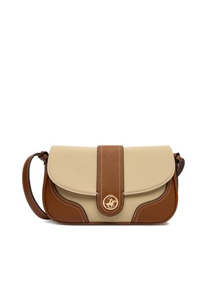 Liten beige och brun axelväska med klaffstängning och cirkulär guldfärgad emblem på framsidan, med sydda läderdetaljer.