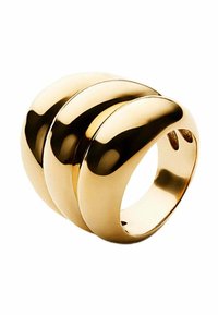 Anillo en tono dorado con un acabado suave y pulido que presenta tres bandas curvas apiladas. Forma redonda y diseño sin costuras para un aspecto minimalista.